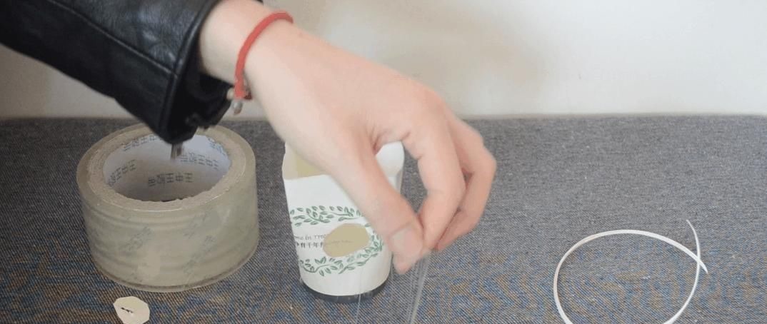 不管马桶多黄多脏, 只需倒一碗它进去, 马桶一冲立马变干净