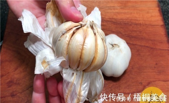 剥大蒜时，只要碰一碰这个部位，蒜皮马上完全脱落，太实用了！