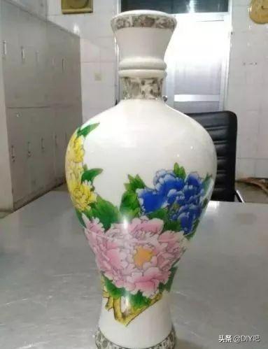 花盆不用买喝剩下的酒瓶，简单一改造，比买的花盆还漂亮