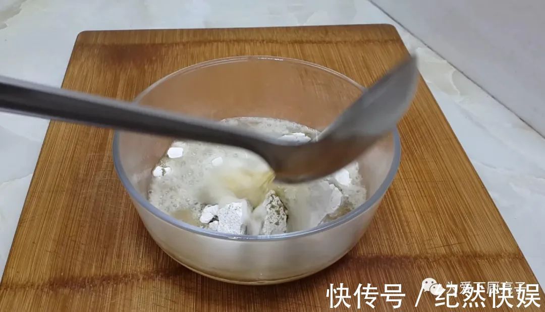 以后鸡蛋饼就这么做，教你简单做法，个个鼓大泡，一次成功不失败