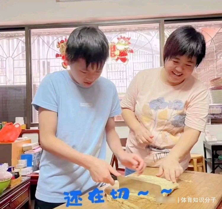 恩师|全红婵做牛扎糖恩师旁边观察！红姐请外援帮忙，做成后一顿显摆