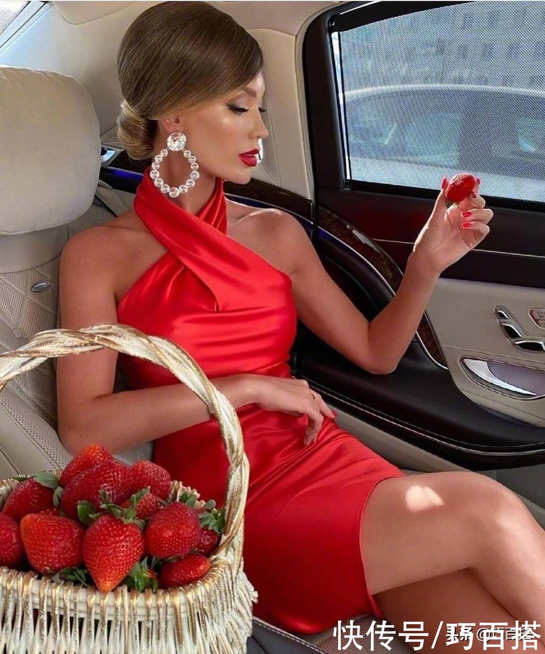 身材|黑白长裙已经穿不出新意了，要想美得与众不同，请试试正红连衣裙