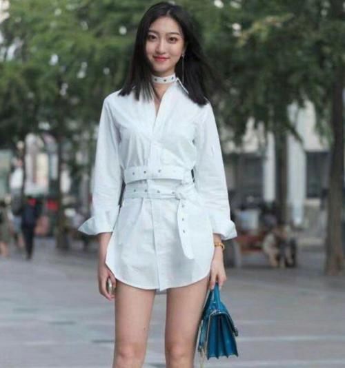 牛仔裤|美女穿搭:靓丽气质美女,搭配紧身牛仔裤,展示修长的双腿
