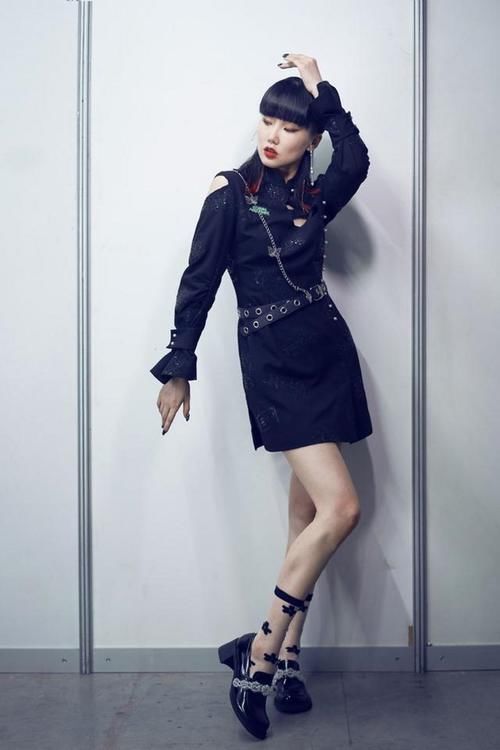 时尚单品的主流，黑色的连衣裙非常显瘦，你心动了吗