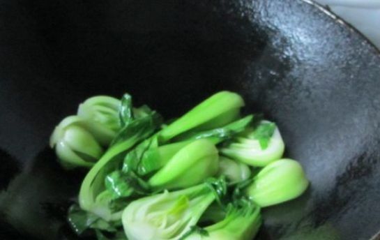 炒青菜，别直接下锅！大厨教你2个技巧，青菜翠绿又脆嫩，不出水