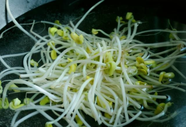 冷天,我家常吃毛血旺,香辣又热乎,边吃边出汗,汤汁拌饭也香