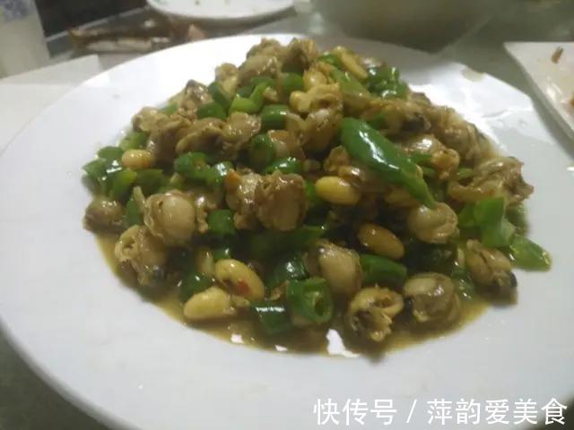 农村|和婆婆去农村吃满月酒，随礼500元，菜上桌后，抠门婆婆：亏大了