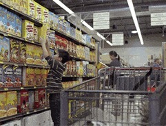 |搞笑GIF:走路玩手机后果很严重 原谅我不厚道的笑了