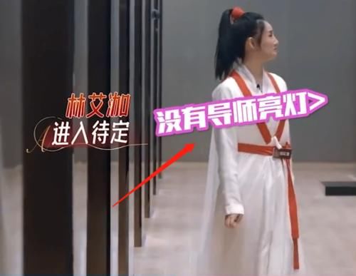 女演员年龄改小8岁，嘴上却说年龄不重要，张晓龙严屹宽表情亮了