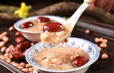 红枣应该生吃还是熟吃?营养专家提醒:肠胃不好的人,别吃错了