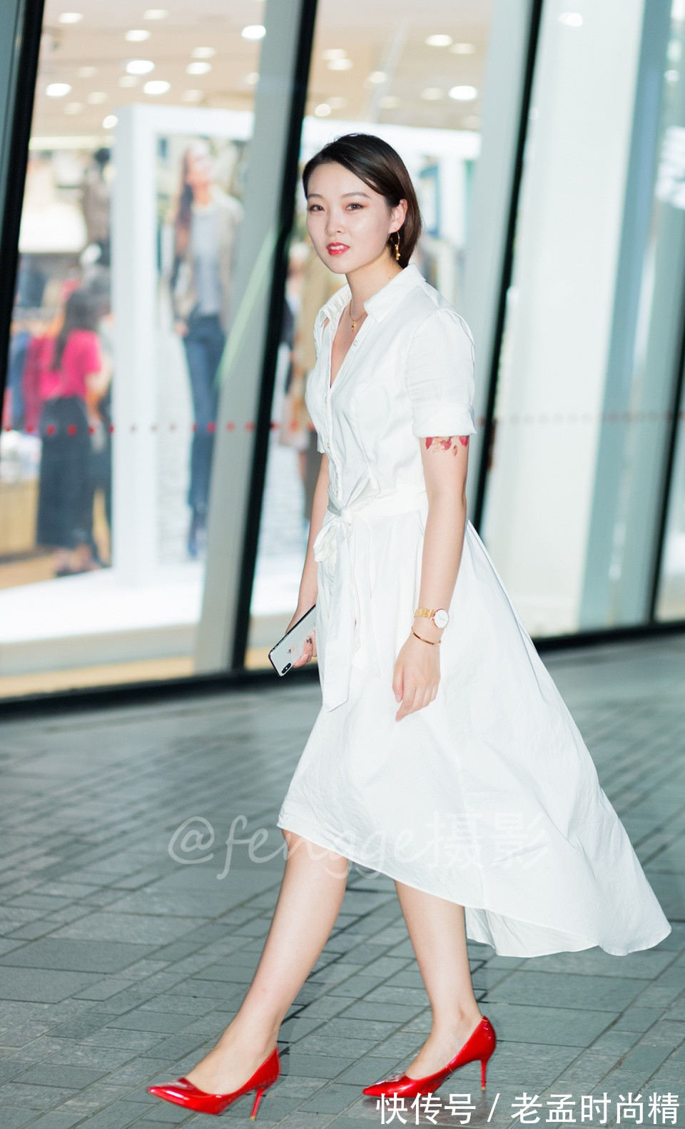 红鞋|街拍: 夜风拂过, 带起了红鞋白裙美女的裙摆, 有种飘飘欲仙的感觉