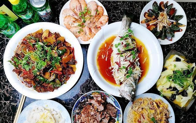 夜饭分享给|儿子领女友回家过年,看看妈妈做的年夜饭,网友这是想当婆婆了