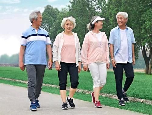 機能|長期走路對身體好？提醒超過60歲的人，這2件事或比走路更重要