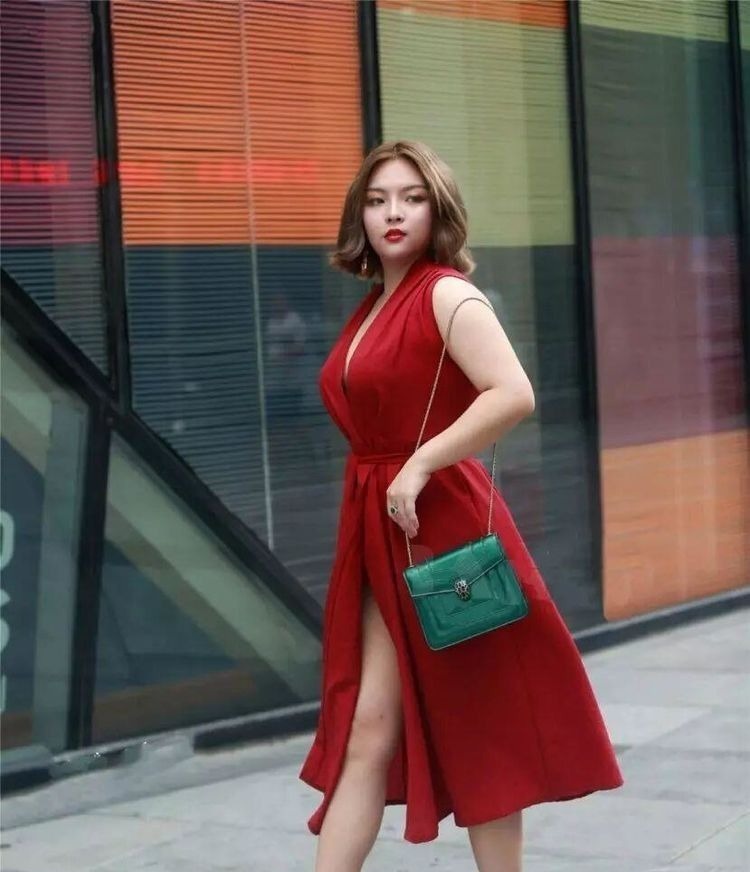 邻家女孩 邻家女孩婴儿肥身材,穿搭前卫牛仔裤,时尚大气又清新