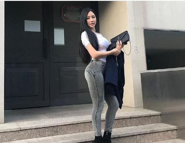 小姐姐 小姐姐卷边修身牛仔裤,搭配白色衬衫,洋溢着青春的味道