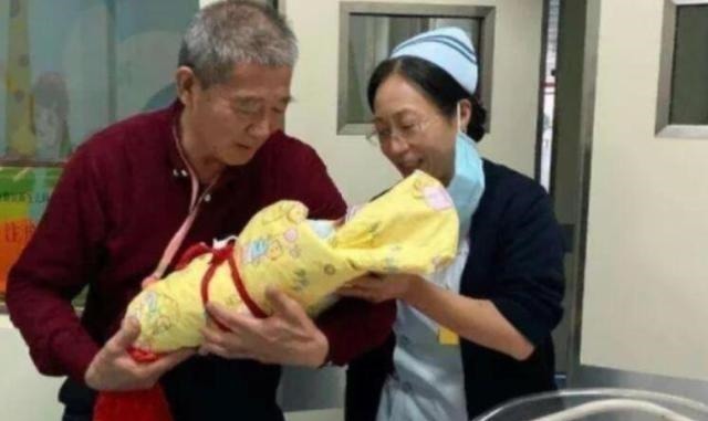 姥姥|“踩生”不是迷信,孩子出产房后,第一个抱他的人确实很重要