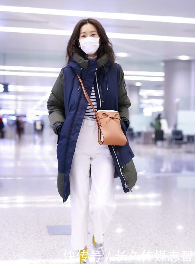 白裤|大表姐刘雯真有范,穿撞色棉衣配小白裤时髦干练,机场也能当秀场