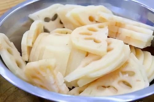  醋溜|醋溜藕片，先炒藕片还是先放醋？其实都不对，难怪藕片发黑不好吃