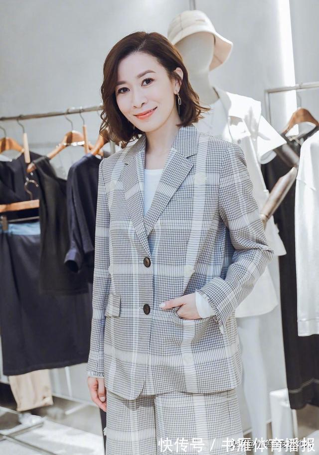 女性 女人年过45岁,建议少穿“藏蓝色”!今秋流行这3种颜色,真减龄