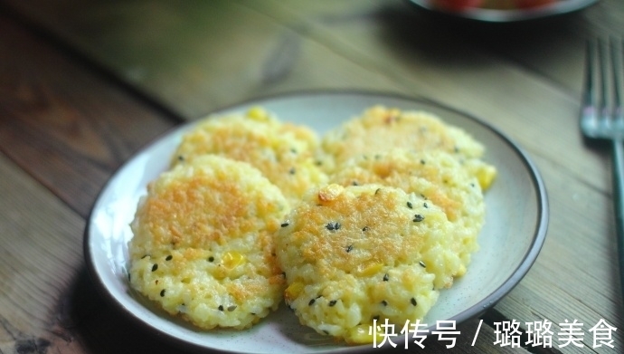 剩米饭只会做蛋炒饭？换个做法，比炒饭简单，吃起来酥香脆