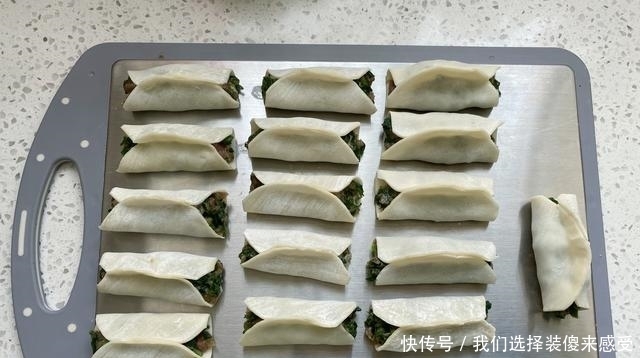三月,这野菜鲜美可口,做成锅贴鲜嫩多汁又美味,吃货不要错过