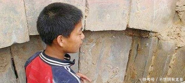 考古队走后小学生捡到龙袍,再次引来考古队,打开后发现开国皇帝