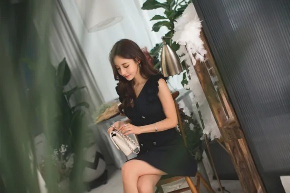 衬裙|美图欣赏:孙允珠,风铃草墨色百褶钩花无袖衬裙