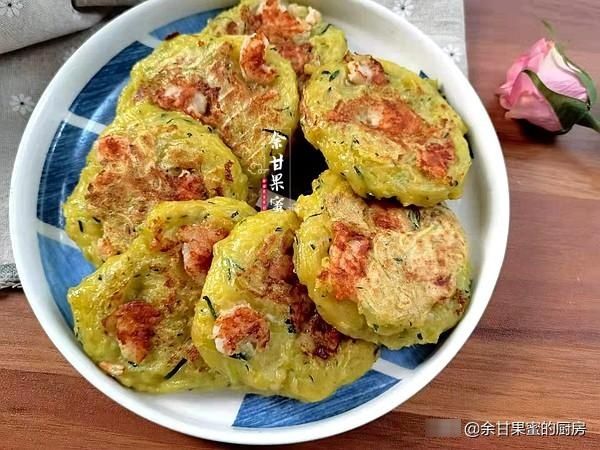 鲜香|末伏烙饼吃，将这食材擦丝加粉再加点虾仁，煎一煎软糯鲜香，赞