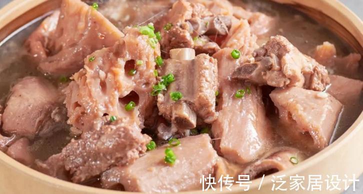 排骨炖莲藕怎么做不发黑？莲藕下锅前多做一步，汤汁浓郁不黑