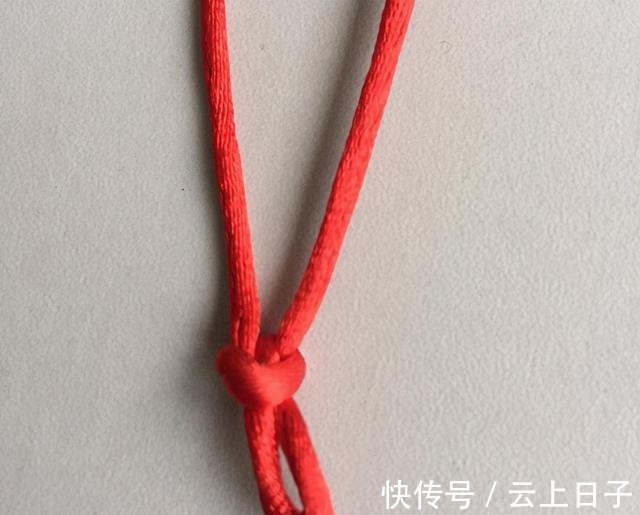 绕圈 心形结手链的编法教程,非常简单,只要2个结法就能编出!收藏了!