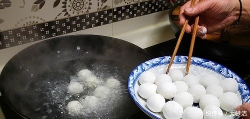 黑芝麻汤圆新做法，最后滚一下，煮时不破皮不露馅，香甜可口不腻