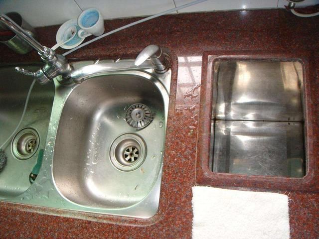 洗了20年碗才发现，水槽边的小孔，用途真厉害，聪明人都在这样用