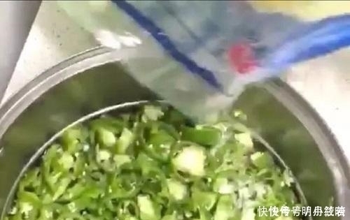  上桌|婆婆教我腌“神仙辣椒”，上桌比肉抢手，腌一盆都不够吃三天