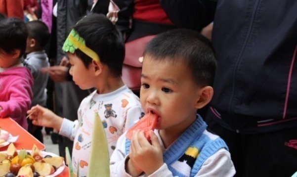 长大|这四种水果吃得太多了孩子脾胃虚弱,不能长大父母必须记住孩子应该少给