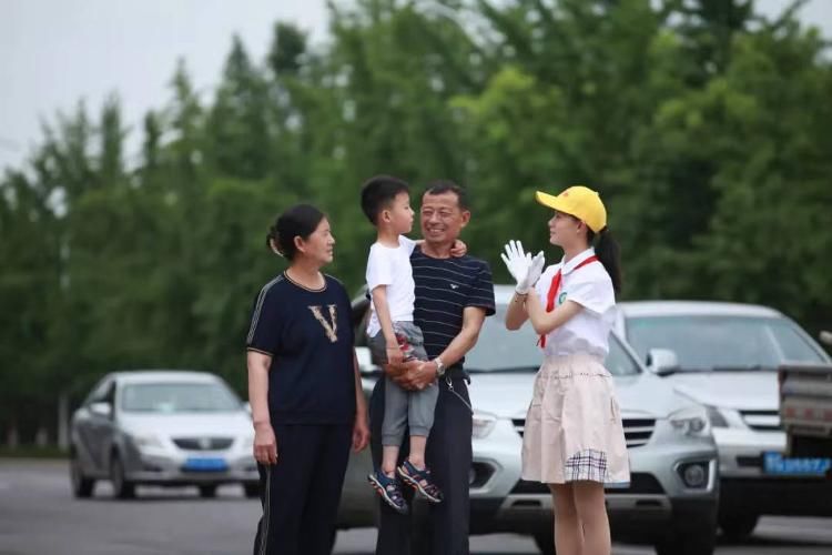 高密市第四实验小学|高密市第四实验小学开展“我教爷爷奶奶学交规”主题活动