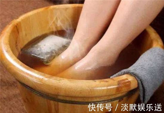 睡眠|泡脚时随手在水里撒一把,坚持一段时间湿气没了,睡眠也变好了