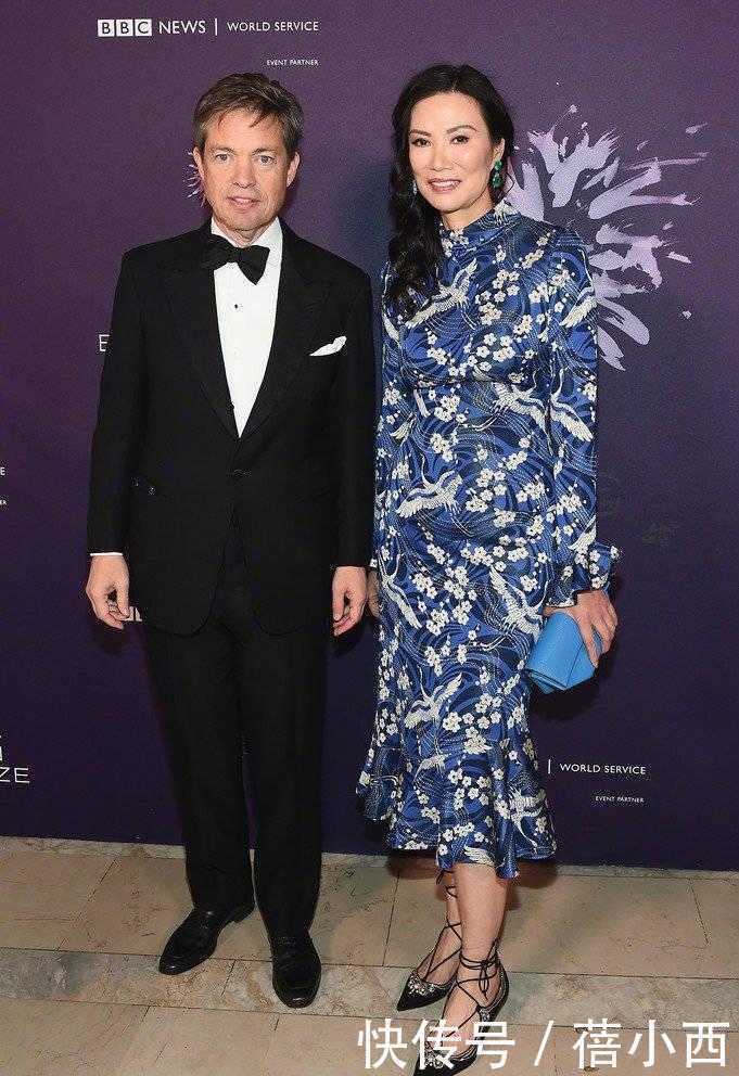 卷发|邓文迪换了个卷发洋气太多,穿亮片连衣裙真美,好身材大婶辈少见