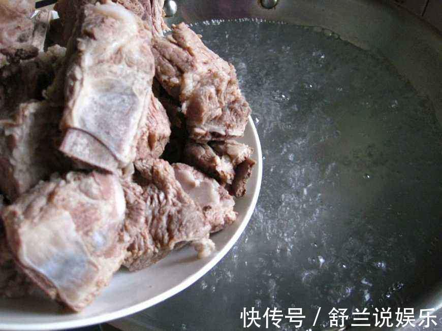 炖排骨汤|炖排骨汤时，先放盐还后放盐厨师说漏嘴多数人做错，肉柴