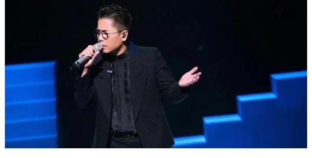 《披哥》成團(tuán)名單已經(jīng)出來(lái)，最終留下十七名成員，其中陳小春擋住無(wú)愧的第一名