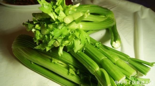 为什么说芹菜只吃茎不吃叶对比一下营养就知道了!
