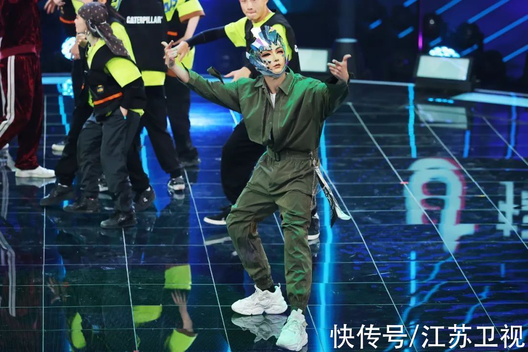 queen|《蒙面舞王》第二赛段淘汰赛开启,“国民舅舅”王耀庆惊喜助阵猜评团
