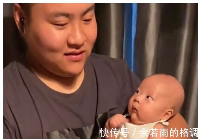 宝宝|陕西一爸爸单手将宝宝抱怀里,另一只手摸牌打麻将,宝宝表情亮了