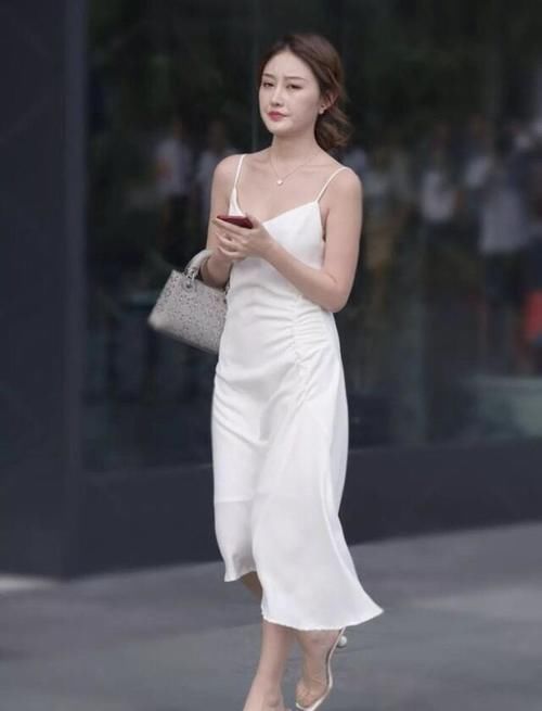 一身优雅长裙，轻盈大方又显知性时尚气质，高挑女生更爱穿