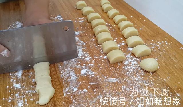 保鲜膜|中秋节别买月饼了，擀杖擀一擀，外皮香酥又掉渣，没烤箱也能成功