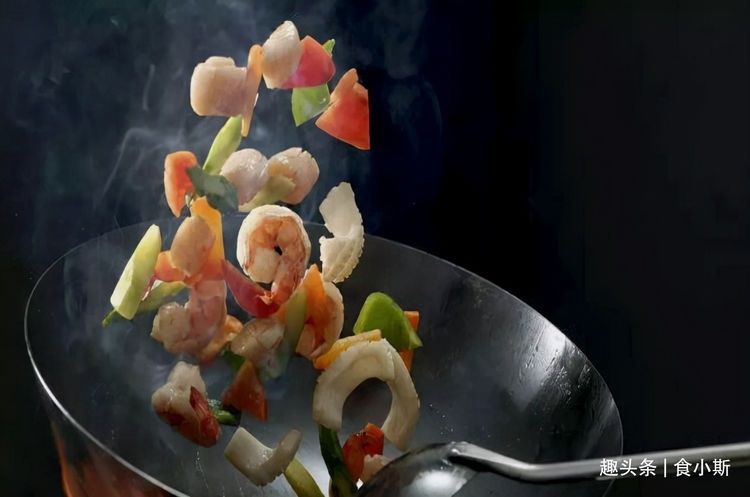 做腊肉时，风干和晒干都不对，记住这4步，不霉不臭，放一年不坏