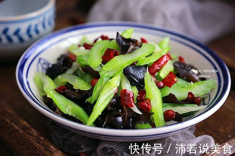 芹菜的4种凉拌吃法,比拍黄瓜还爽口,夏天端上桌,轻松光盘
