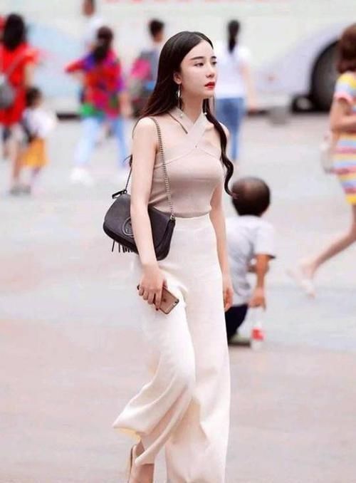 街拍小姐姐一件修身的小衫搭配一款短裤,很显青春活力的气息