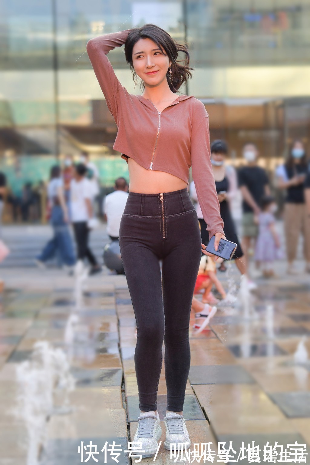 小白鞋 牛仔裤+针织衫搭配小白鞋,休闲时尚,秋冬季这么穿又美又显瘦!