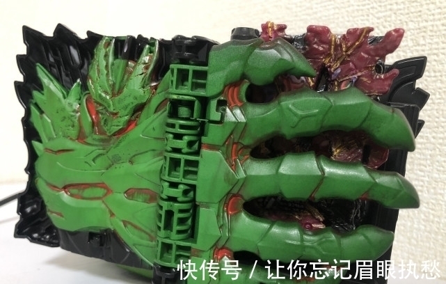 假面骑士:粉丝花10万改装变身器,网友吐槽浪费,两年后青铜变王者