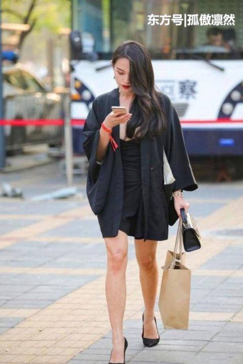 橘红色的喇叭裤搭配黑色短袖,展现小姐姐的气质与活力